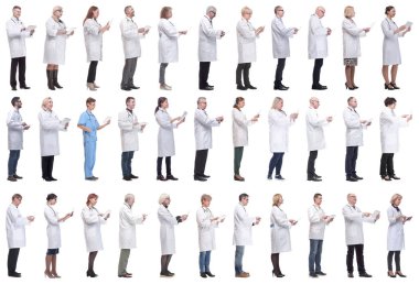 Beyaz arkaplanda izole edilmiş panoya sahip bir grup doktor