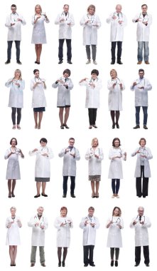 Kavanozu beyaz arka planda tutan bir grup doktor