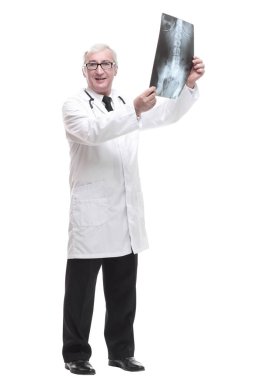 Tam boy. Röntgene bakan olgun bir doktor. beyaz arkaplanda izole edilmiş.