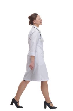 Steteskopla ileri doğru yürüyen bir kadın doktor. beyaz arkaplanda izole edilmiş.