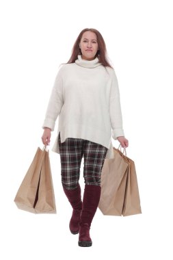 Tam boy. Alışveriş torbalı sıradan bir kadın. Beyaz bir arka planda izole edilmiş..