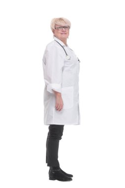 Tam gelişim. Beyaz önlüklü yetenekli bir doktor. beyaz arkaplanda izole edilmiş.