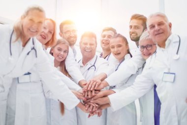 Kapat. Büyük bir grup doktor ellerini bir araya getirdi..