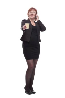 Akıllı telefonu ve kahvesi olan gülümseyen iş kadını. beyaz arkaplanda izole edilmiş.