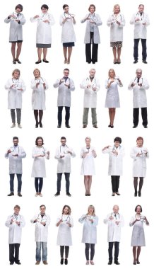 Kavanozu beyaz arka planda tutan bir grup doktor