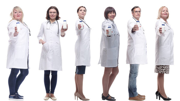 группа врачей, держащих банку изолированы на белом фоне