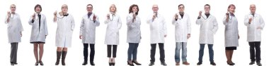Steteskop tutan bir grup doktor beyaz arka planda izole edilmiş.
