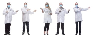 Maskeli bir grup doktor beyaz arka planda izole edilmiş.