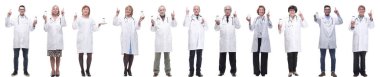 Kavanozu beyaz arka planda tutan bir grup doktor