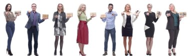Elinde hediyeler olan bir grup mutlu insan beyaz arka planda izole edilmiş.