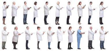 Not defteri olan bir grup doktor beyaz arkaplanda izole edilmiş.