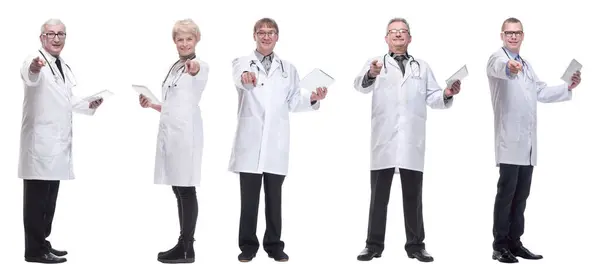 Groep Artsen Met Klembord Geïsoleerd Witte Achtergrond — Stockfoto