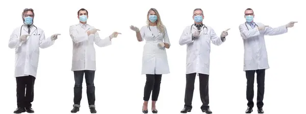 Maskeli Bir Grup Doktor Beyaz Arka Planda Izole Edilmiş — Stok fotoğraf