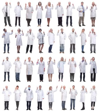 Beyaz arka planda tam uzunlukta bir grup doktor izole edildi