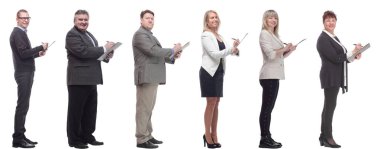 Ellerinde not defteri olan bir grup başarılı insan beyaz arkaplanda izole edildi