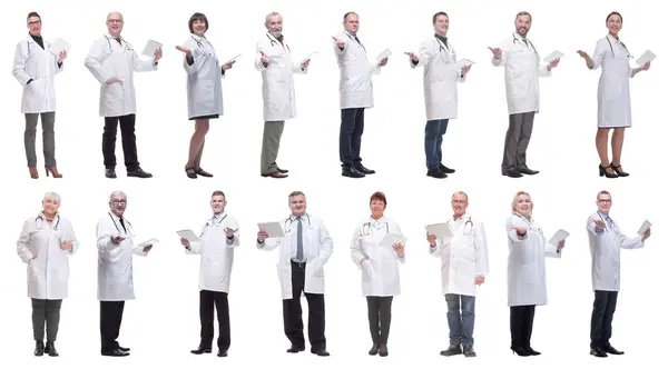 Beyaz Arkaplanda Izole Edilmiş Panoya Sahip Bir Grup Doktor — Stok fotoğraf