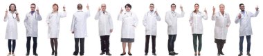 Beyaz arka planda tam uzunlukta bir grup doktor izole edildi