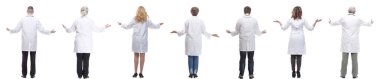 Sırtları beyaz arka planda izole bir şekilde duran bir grup doktor.