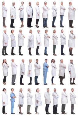 Profildeki bir grup doktor beyaz arka planda izole edilmiş