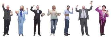 Elinde hediyeler olan bir grup mutlu insan beyaz arka planda izole edilmiş.