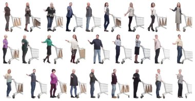 Beyaz arka planda alışveriş arabası olan bir grup insan.