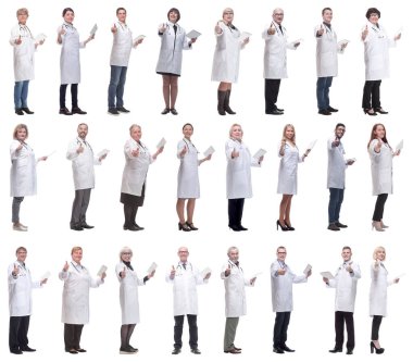 Beyaz arkaplanda izole edilmiş panoya sahip bir grup doktor