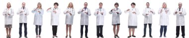 Kavanozu beyaz arka planda tutan bir grup doktor