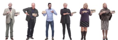 Elinde hediyeler olan bir grup mutlu insan beyaz arka planda izole edilmiş.