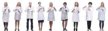 Kavanozu beyaz arka planda tutan bir grup doktor