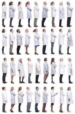 Profildeki bir grup doktor beyaz arka planda izole edilmiş