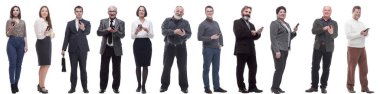 Bir grup insan ellerinde telefonla beyaz arka planda izole edilmiş kameralara bakıyorlar.