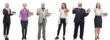Elinde hediyeler olan bir grup mutlu insan beyaz arka planda izole edilmiş.