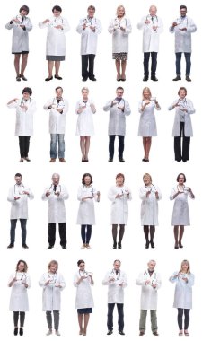 Kavanozu beyaz arka planda tutan bir grup doktor