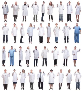 Beyaz arka planda izole edilmiş rozet gösteren bir grup doktor.