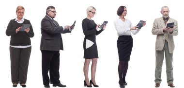 beyaz zemin üzerinde izole hesap makinesi ile başarılı finansörler kolaj grubu