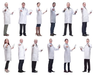 Beyaz arkaplanda izole edilmiş panoya sahip bir grup doktor