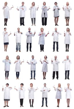 Kavanozu beyaz arka planda tutan bir grup doktor