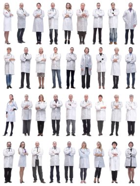 Beyaz arka planda tam uzunlukta bir grup doktor izole edildi