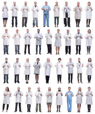 Beyaz arkaplanda izole edilmiş panoya sahip bir grup doktor