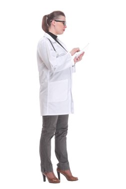 Beyaz arka planda tabletle çalışan mutlu genç bir doktorun tam boy portresi.