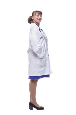 Kameraya bakan beyaz bir arka planda steteskobu olan bir kadın doktorun profili.