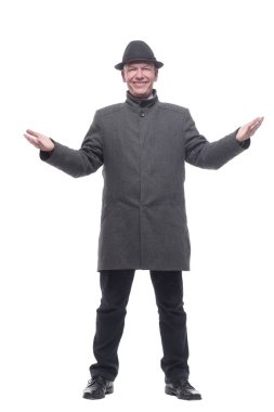 Tam gelişim. Şapkalı ve sonbahar ceketli zeki bir adam. beyaz arkaplanda izole edilmiş.