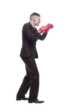 Tam gelişim. Boks eldivenli genç iş adamı. beyaz arkaplanda izole edilmiş.