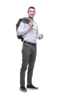 Tam gelişim. Paket kahve getiren yakışıklı bir iş adamı. beyaz arkaplanda izole edilmiş.