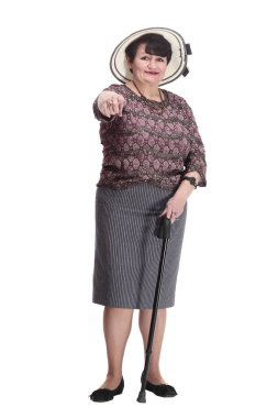 Yazlık şapkalı yaşlı bir kadın onay veriyor. beyaz arkaplanda izole edilmiş.