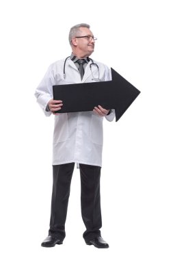 Olgun doktor beyaz arka plan üzerinde izole sağ işaret siyah bir ok tutarak