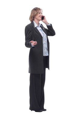 Beyaz arka planda cep telefonuyla konuşan güzel son sınıf kadınının yan görüntüsü