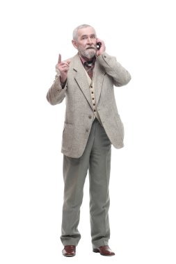 Tam gelişim. Akıllı telefonu olan yaşlı bir iş adamı. beyaz arkaplanda izole edilmiş.