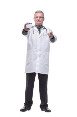 Dost canlısı tıbbi doktor. Beyaz arka planda izole edilmiş tıbbi kimlik kartı var.