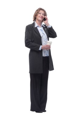 Mutlu son sınıf kadını kahve içiyor ve yaz şehrinde akıllı telefondan arıyor. Emeklilik, iletişim ve yaşlı insanlar kavramı